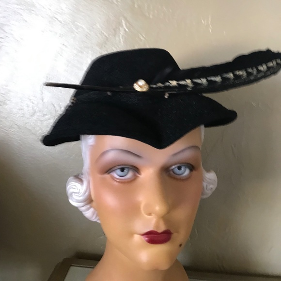 GRACEFUL 1940s\' BLACK FABRIC HAT WITH PAINTED FEATHER & DOTTED VEIL main image 14